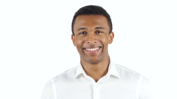 Sonriente hombre negro sobre fondo blanco — Vídeos de Stock