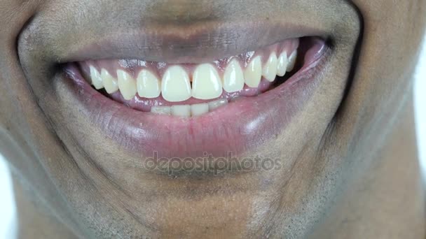 Labios sonrientes perfectos del hombre negro — Vídeos de Stock