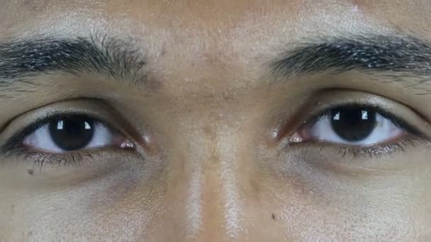 Мигающие глаза человека — стоковое видео