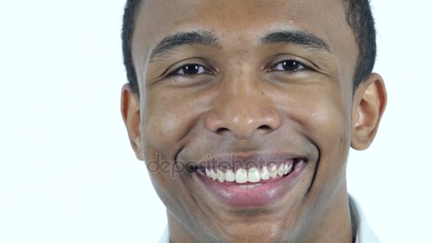 Hombre negro sonriente, cara de cerca — Vídeos de Stock