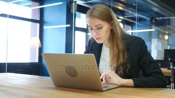 Verlies, gefrustreerd gespannen vrouw die op Laptop werkt — Stockvideo