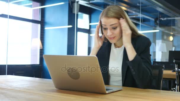 Arg kvinna som arbetar på laptop — Stockvideo