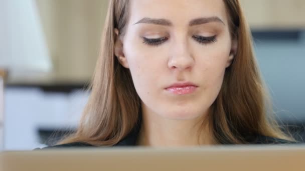 Woman Working On Laptop in Office — Stock Video