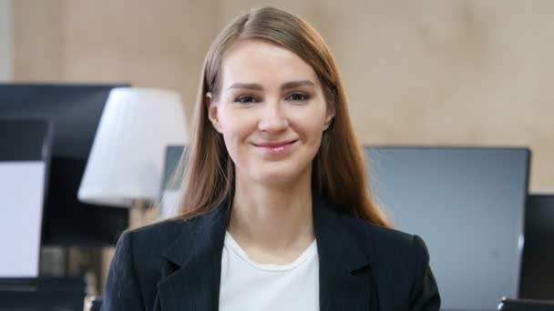 Mosolygós nő portréja az irodában — Stock videók
