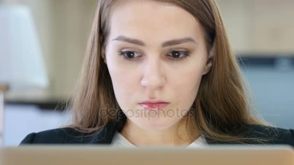 Mujer enojada trabajando en el ordenador portátil en la oficina — Vídeos de Stock