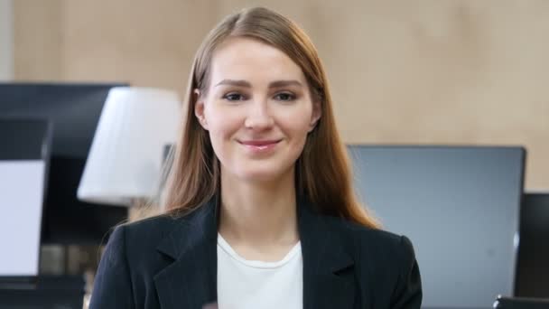 Підпис перемоги жінки в офісі — стокове відео