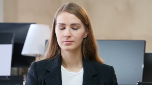 Ні жінку в офісі, не допускайте — стокове відео