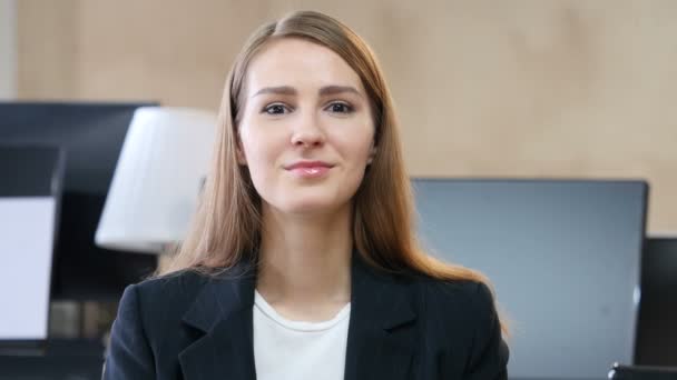 Amazed, Surprised Young Girl — Stock Video