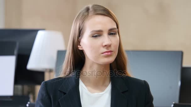Жінка в офісі уважно слухає — стокове відео