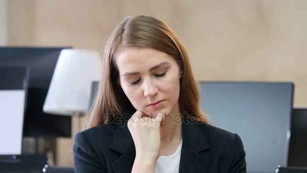 Mujer dormida en la oficina, Retrato — Vídeo de stock