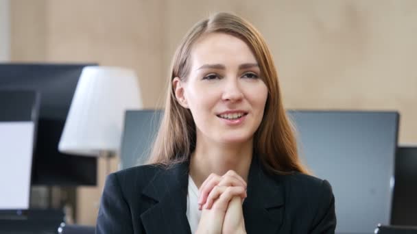 Mujer en el cargo haciendo un deseo, sueño — Vídeos de Stock