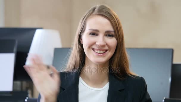 Жінка розмовляє з камерою, онлайн відео чат в офісі — стокове відео