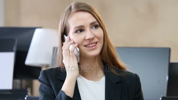 Hablar por teléfono, Mujer respondiendo llamada en la oficina — Vídeo de stock
