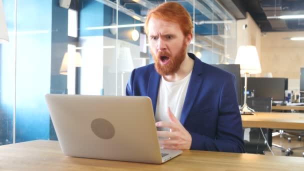 Mannen upprörd av förlust, arbetar på bärbar dator — Stockvideo