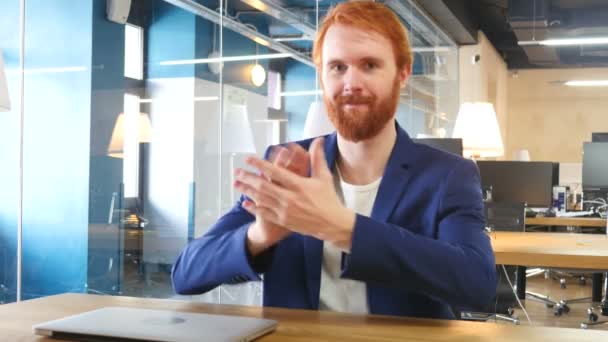 Ofiste Alkışlayan Adam, Kızıl Saçlı Adamı Alkışlamak — Stok video