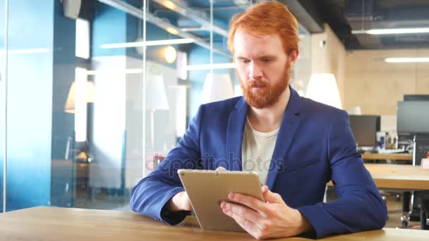 Uomo che utilizza Tablet in ufficio, capelli rossi — Video Stock