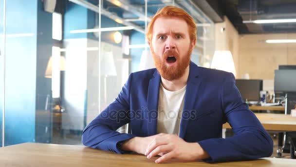 Uomo sconvolto in ufficio dopo il fallimento, capelli rossi — Video Stock