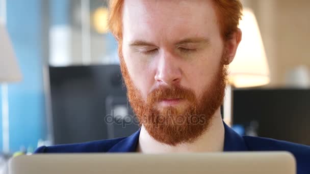 Hombre trabajando en el ordenador portátil en la oficina, de cerca — Vídeos de Stock