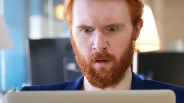 Man boos terwijl u werkt op Laptop, Close Up — Stockvideo