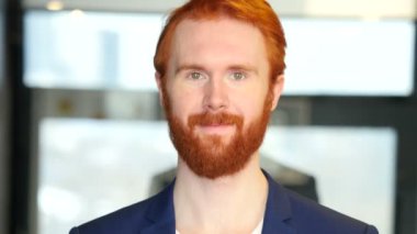 Gülümseyen iş adamı