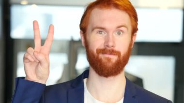 Başarılı bir iş adamı zafer işareti