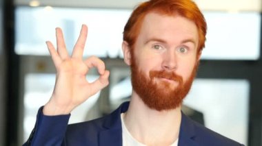 Memnun işadamı Tamam işareti