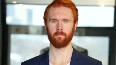 Evet kafa sallayarak adam portresi