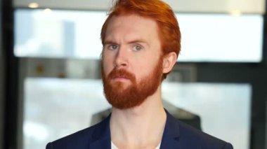 Hayır ifade etmek için başını sallayarak adam portresi