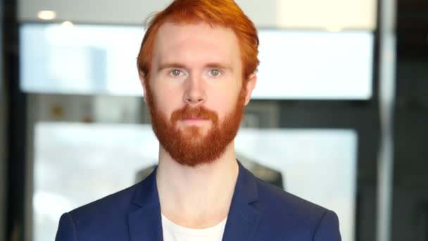 Kızıl saçlı, sakallı işadamı gülümseyen — Stok video