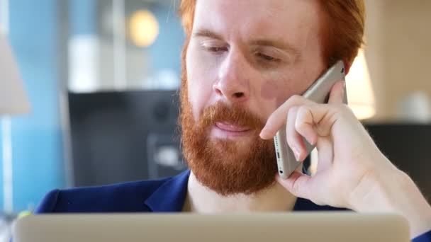 Homem falando ao telefone, Fechar — Vídeo de Stock