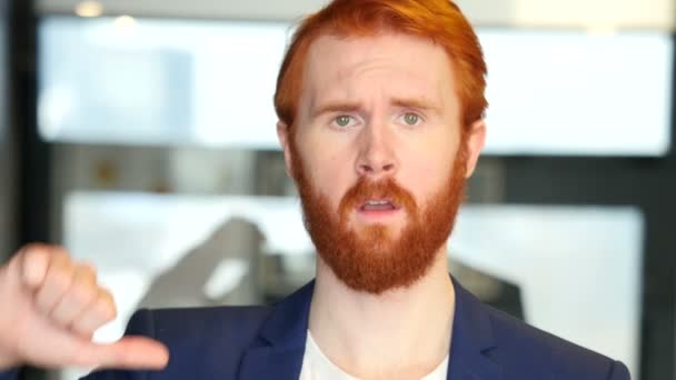 赤い髪、ひげと実業家の親指 — ストック動画