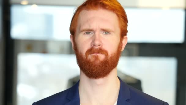Грустный бизнесмен с рыжими волосами, Борода — стоковое видео