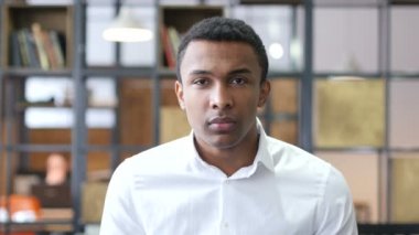 Sessizlik, Office siyah adamın dudaklarında parmak