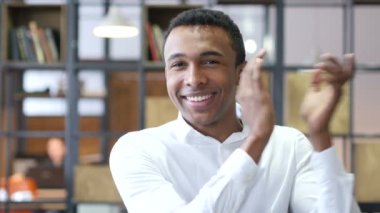 Siyah adam ofiste alkış, alkış