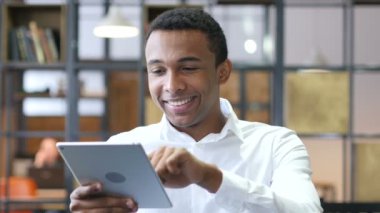 Siyah adam tablet kullanma Office