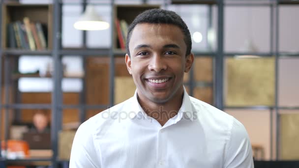 Sonriente hombre negro en la oficina — Vídeos de Stock