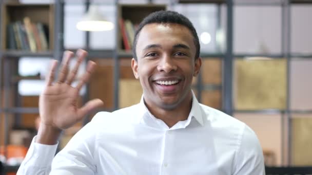 Hallo von schwarzem Mann, winkende Hand im Büro — Stockvideo