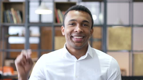 オフィスの黒人男性によって勝利のサイン — ストック動画