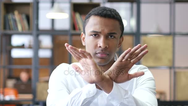 Відкидаючи, заперечуючи чорна людина в офісі — стокове відео