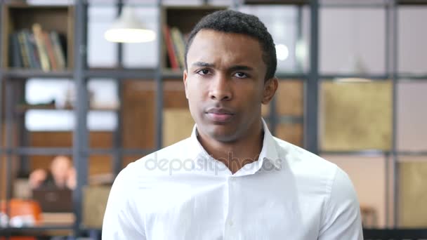 No por el hombre negro en la oficina, sacudiendo la cabeza para rechazar — Vídeos de Stock