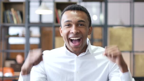 Feliz hombre negro celebrando el éxito — Vídeo de stock