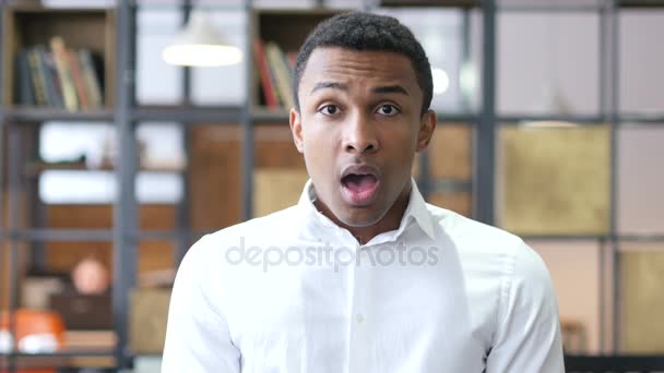 Homem negro chocado no escritório — Vídeo de Stock
