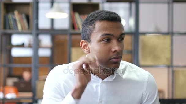 Hombre negro escuchando atentamente en la oficina — Vídeos de Stock