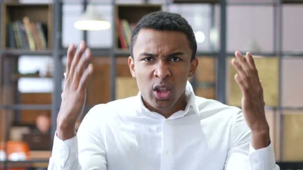 Angry Black Man Yelling in Office — Stock Video