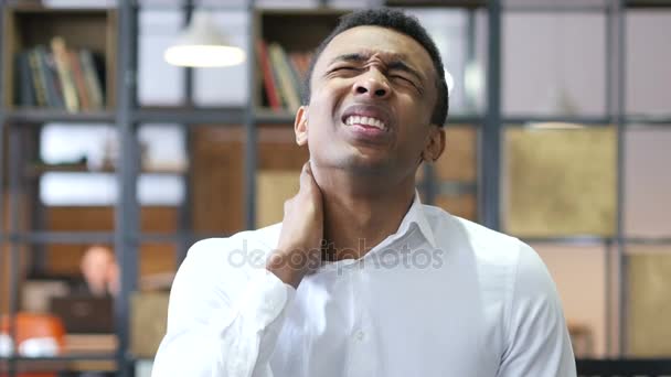 Obosit negru om în birou cu dureri de gât — Videoclip de stoc