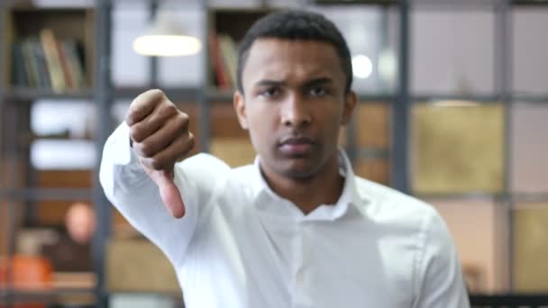 Пальцы вниз от чернокожего человека — стоковое видео