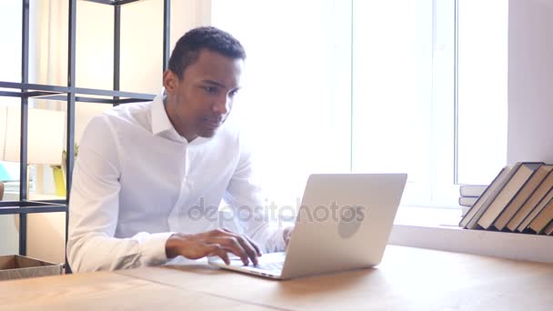 Homem negro perturbado por perda, trabalhando no laptop — Vídeo de Stock