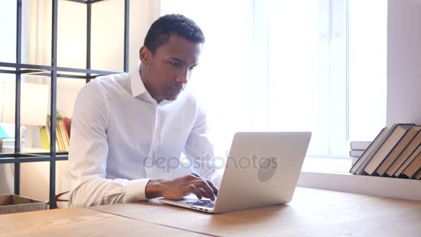 Arrabbiato nero uomo going pazzo a lavoro — Video Stock