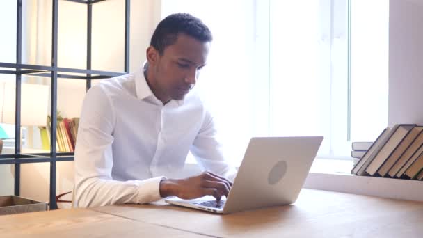 Duim omlaag door zwarte Man op het werk — Stockvideo