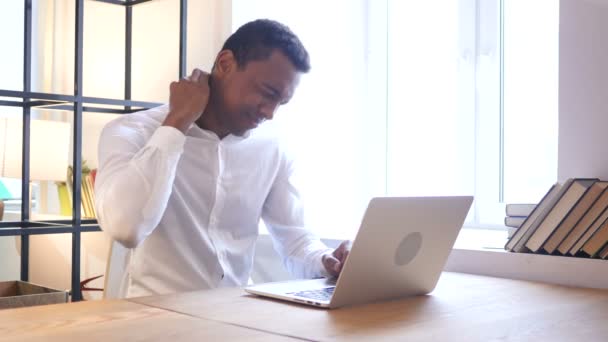 Cansado hombre negro trabajando en el ordenador portátil — Vídeo de stock